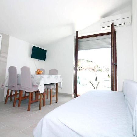 Charming Apartment In Tisno With 2 Bedrooms And Air Conditioning Bagian luar foto