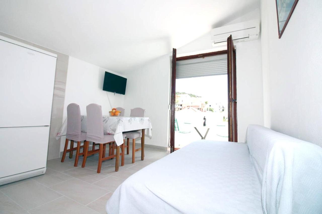 Charming Apartment In Tisno With 2 Bedrooms And Air Conditioning Bagian luar foto